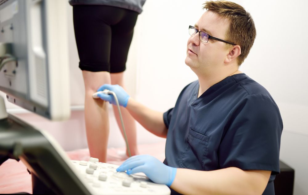 A reputable vein doctor consulting with a patient about varicose vein treatment options.